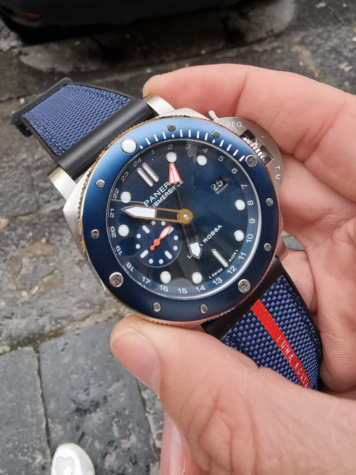 PANERAI SUBMERSIBLE LUNA ROSSA